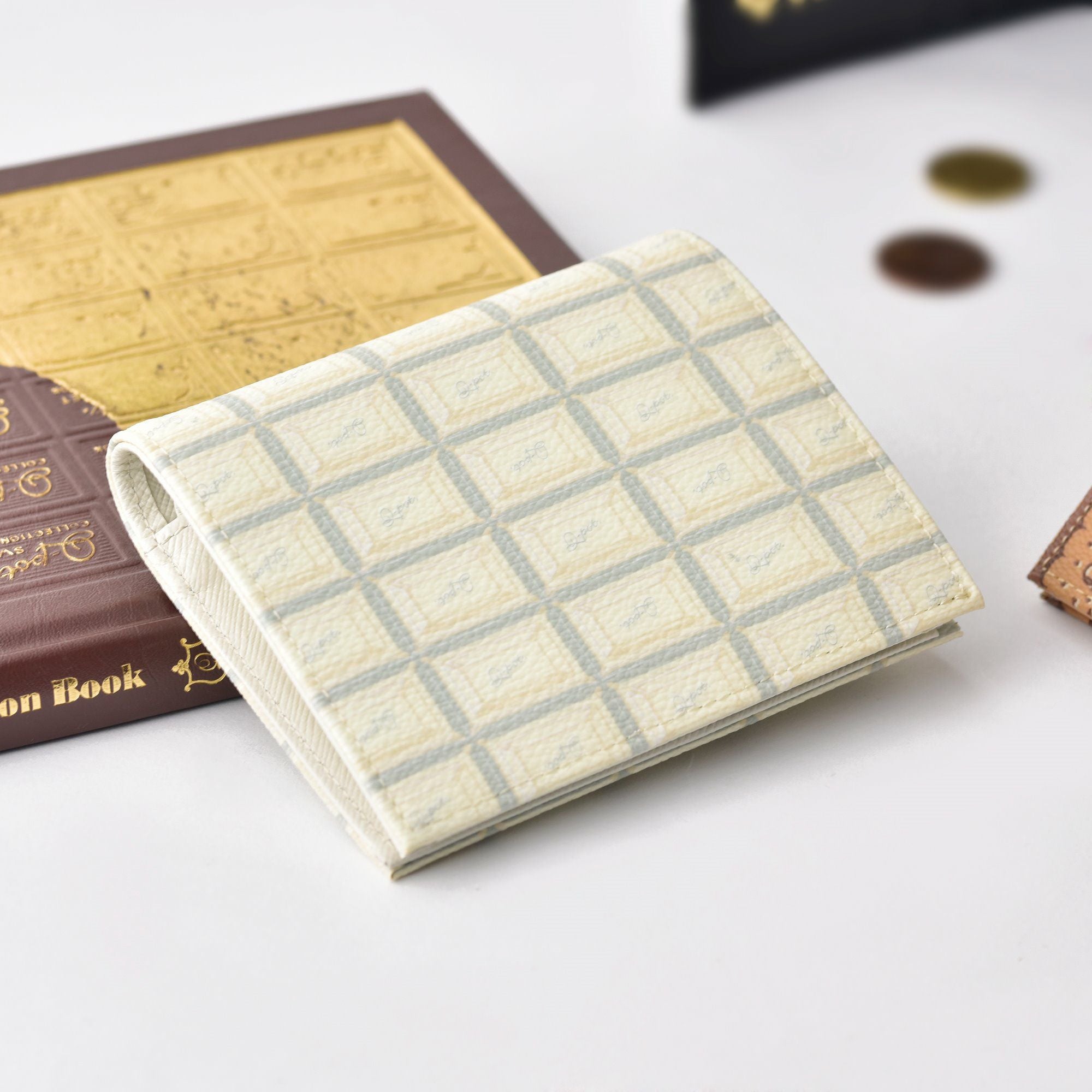 Q-pot ホワイトチョコレート　ショートウォレット 残り1点】ホワイトチョコレート フラップショートウォレット（財布