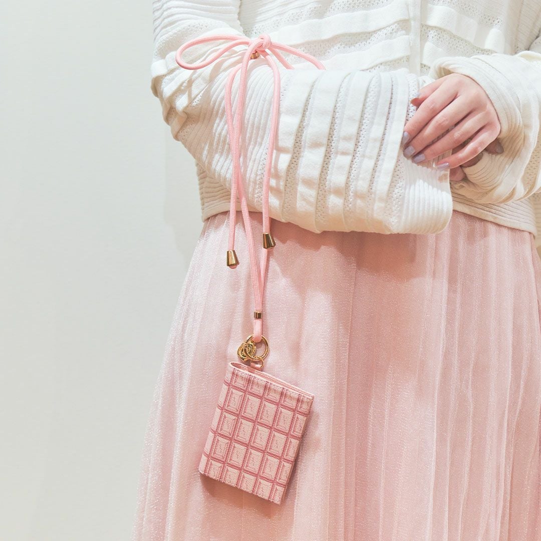 ストロベリーチョコレート フラップショートウォレット（財布） | Q
