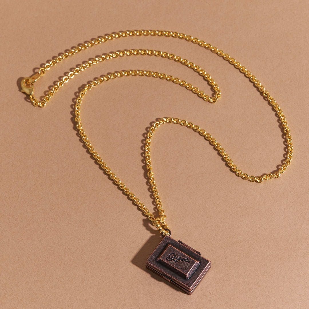 チョコレート タブレット ロケット ネックレス（ブラウン） | Q-pot