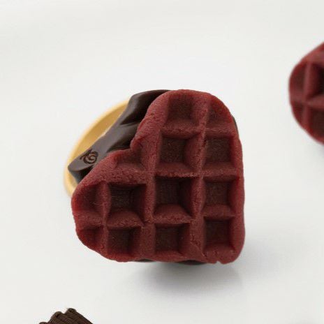 Q-pot. 店舗限定色 ストロベリーワッフル チョコレート バッグチャーム ストロベリーチョコレート ワッフル バッグチャーム | Q-pot. ONLINE SHOP