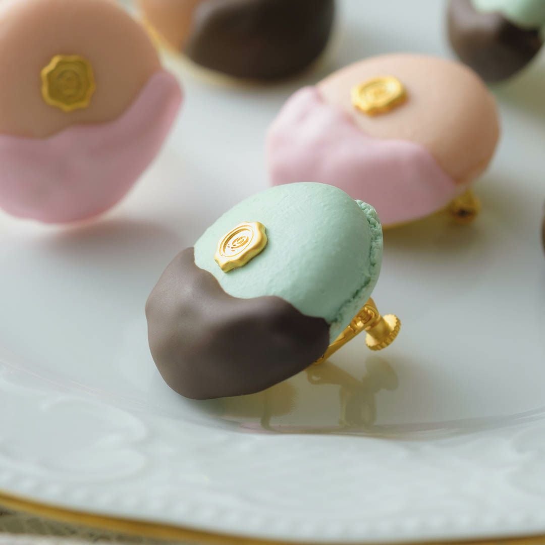 チョコレートディップマカロン イヤリング(ミントチョコレート) | Q