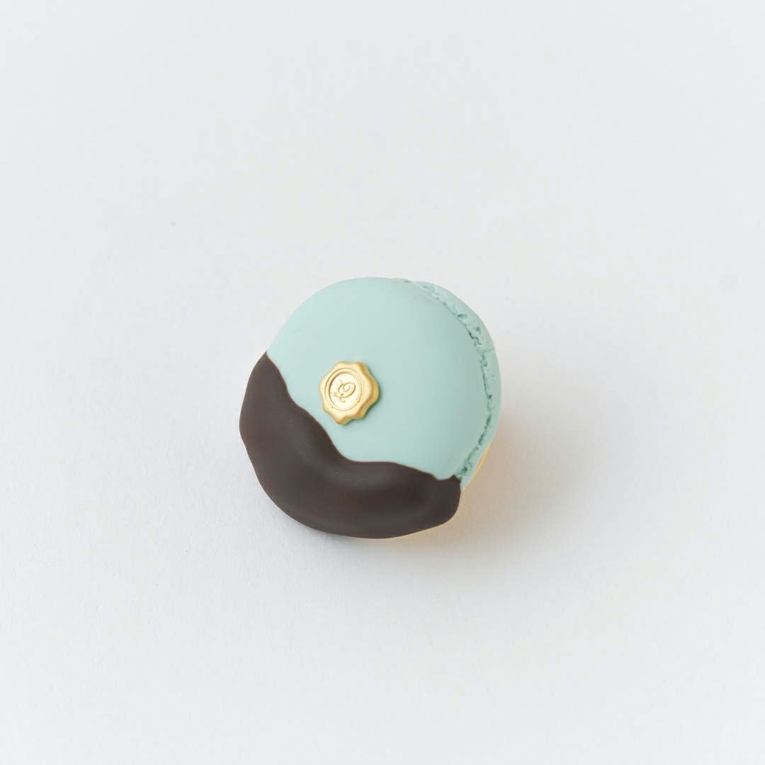 チョコレートディップマカロン ピアス(ミントチョコレート) | Q-pot