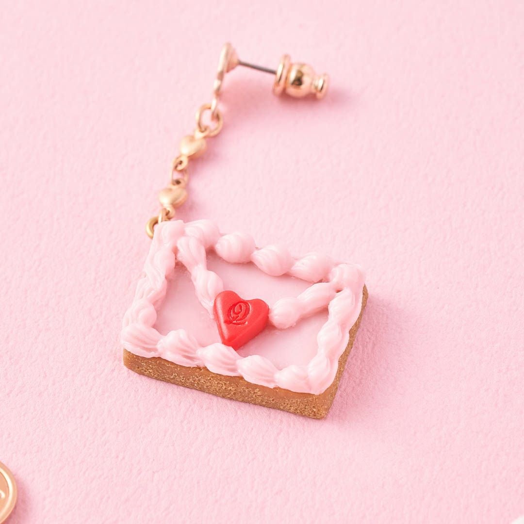 ときめく赤リボンとフルーツケーキのゆらゆらゴールドハートフレームピアス♡ ラブレターケーキ ピアス（ストロベリー） | Q-pot. ONLINE SHOP